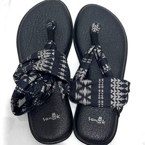 Sanuk Black and Gray Patterned Sandals 7